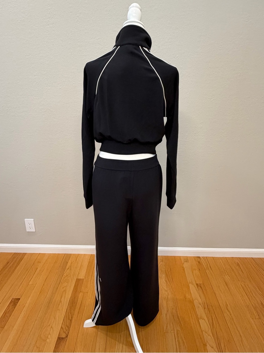 ALO Yoga Track Star Set Black Cropped Full Zip Jacket + Wide Leg Pant Small - Picture 5 of 8